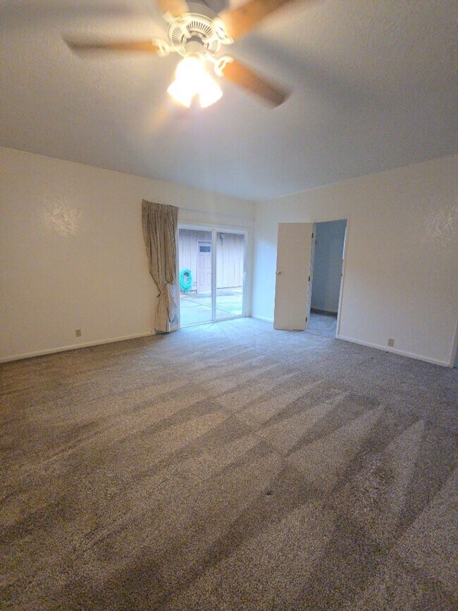 Building Photo - Spacious 4 Bedroom, 2 Bathroom Jacksonville Home