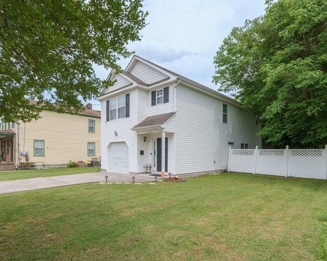 Building Photo - MOVE IN READY 3 Bedroom in the Heart of No...