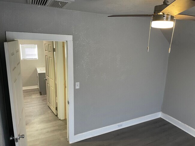 Building Photo - 1007 E Abriendo Ave