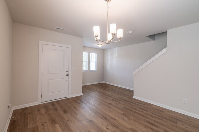 Building Photo - 223 Hoskins Ave Dr