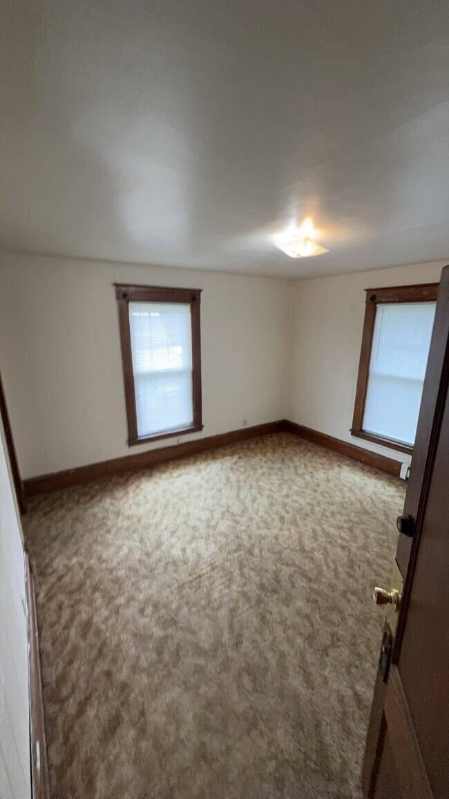 Building Photo - 8 Bed 3 Bath close to UWEC!