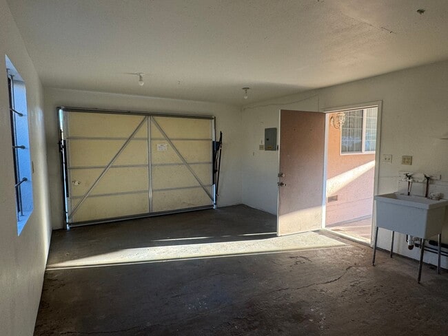 Building Photo - 5 Bedroom, 3.5 Bath, Beautiful 1,856 SQ FT...