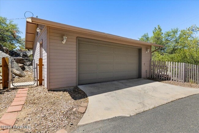 Building Photo - 1844 Foothill Dr