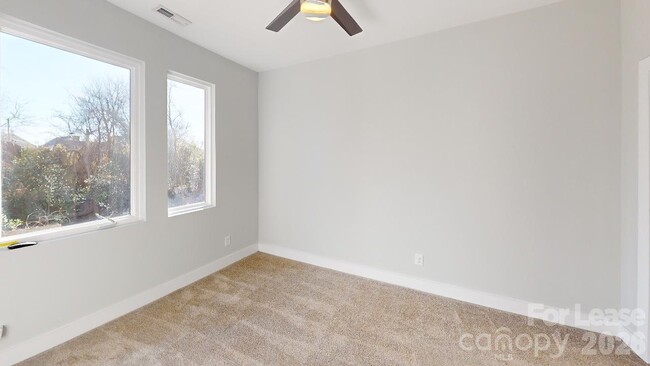 Building Photo - 423 Coxe Ave