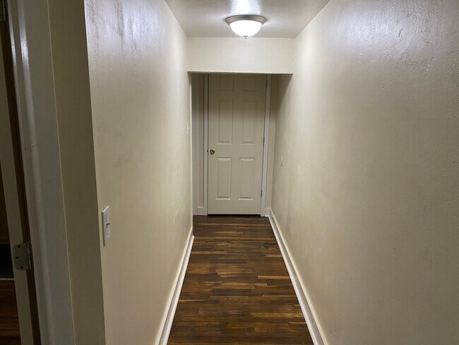 Building Photo - 350 1/2 Hacker