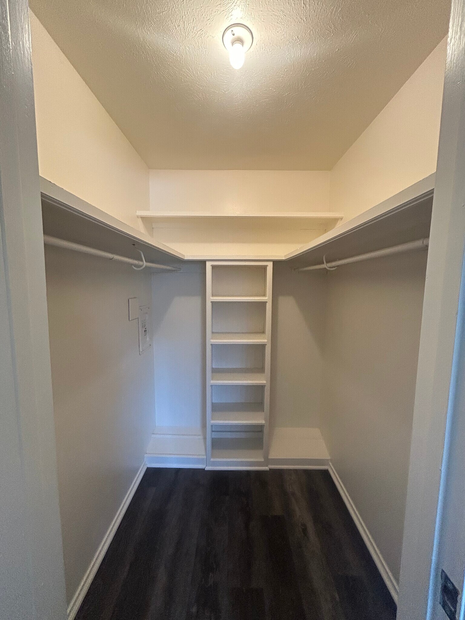 Building Photo - 5014 Les Chateaux Dr