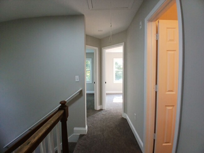 Building Photo - Amazing 3 Bedroom 2.5 Bath! Intown Living at a Price Below Market Off Street Parking