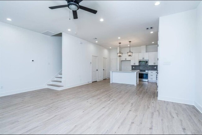 Building Photo - Modern 3-Bedroom Townhome in Gated Highlan...