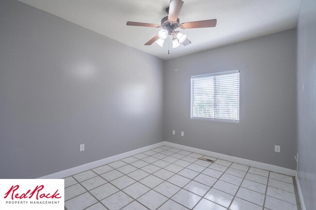 Building Photo - Lovely 2 Bedroom Condo. Pet Friendly!