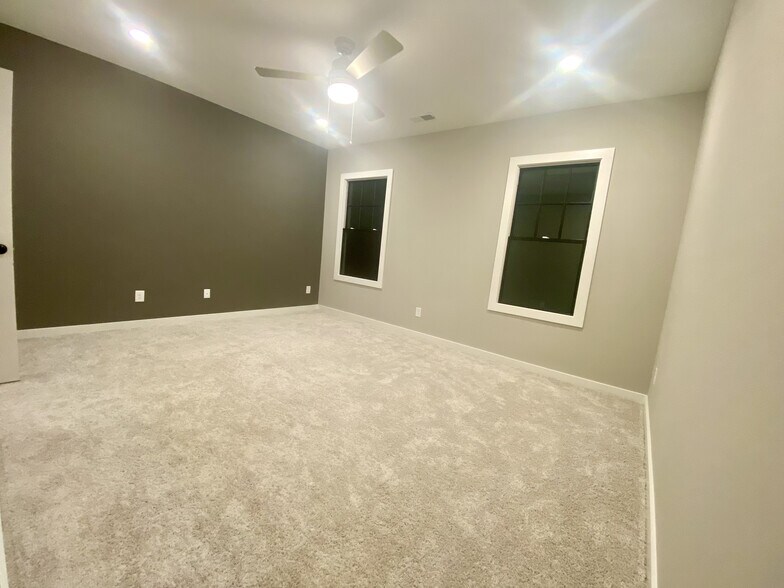 Building Photo - 1026 Windsor Dr