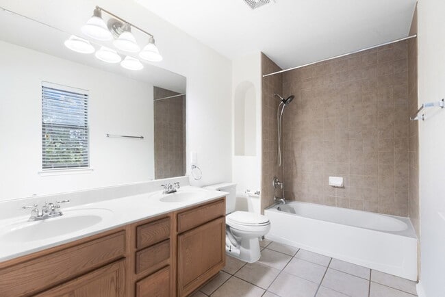 Building Photo - 3 Bedroom2.5 Bath The Plaza Subdivision