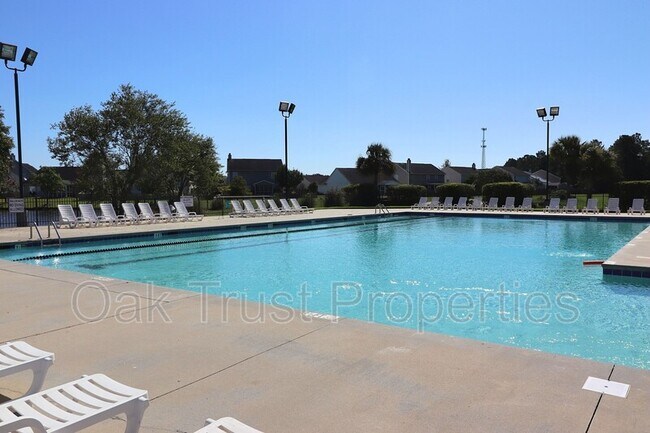 Building Photo - 538 Holiday Dr