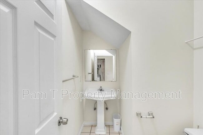 Building Photo - 635 E Henry St