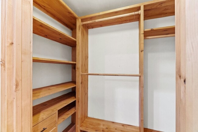 Building Photo - Stunning Fully Renovated 2 Bedroom, 1 Bath...