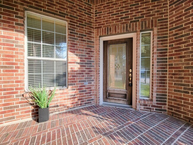 Building Photo - Fantastic looking 4 bedroom and 2 bathroom home in a great neighborhood nestled in the heart of S...