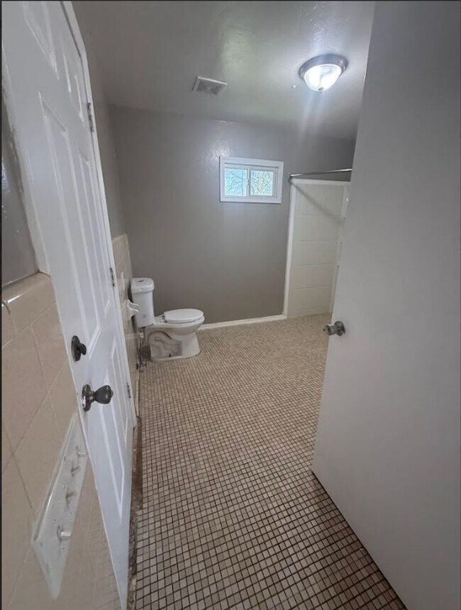 Building Photo - Charming 4 Bedroom House!