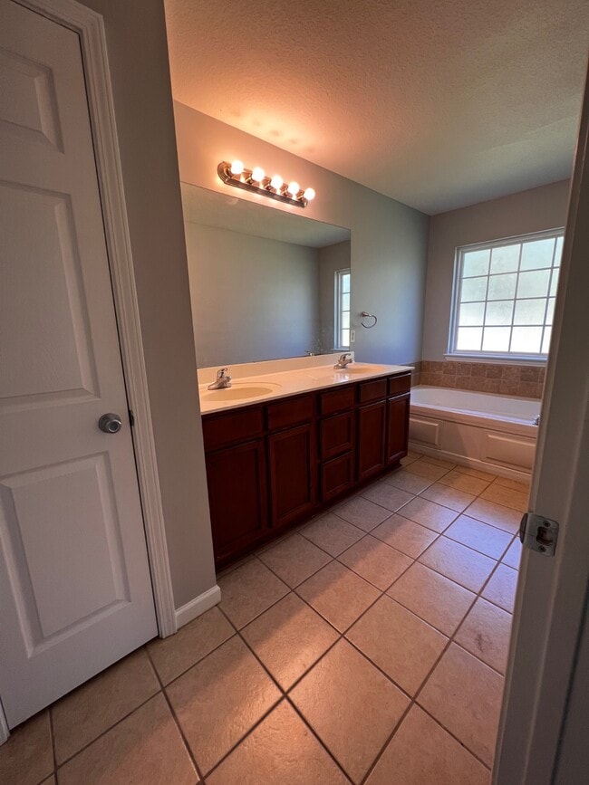 Building Photo - 92 Jackson Ave NE