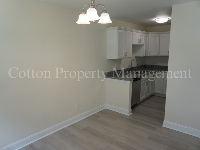 Building Photo - 2BR/1BA Beautiful Condo in Hampstead off S...
