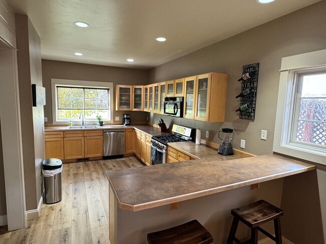 Building Photo - FULLY FURNISHED Mid-Term Immaculate Home in Midtown