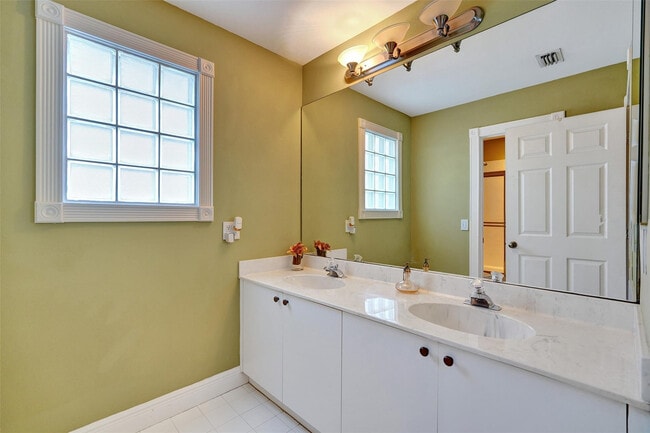 Building Photo - 10902 Tamoron Ln