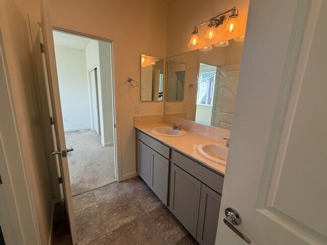 Building Photo - Charming Sun Valley Home with Generous Yard