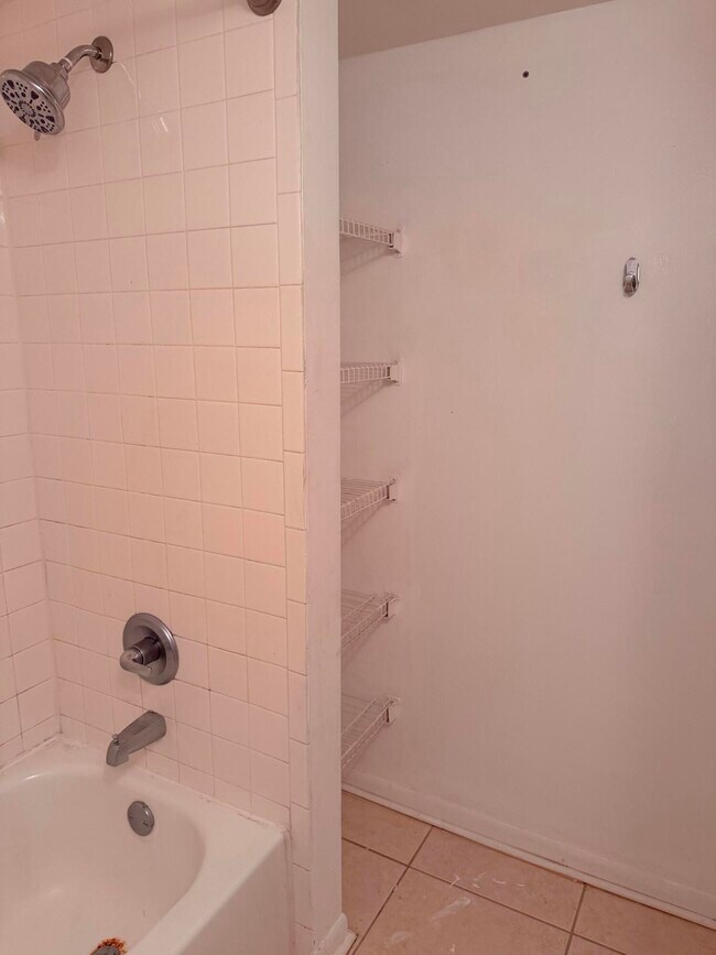 Building Photo - 1040 Lake Shore Dr