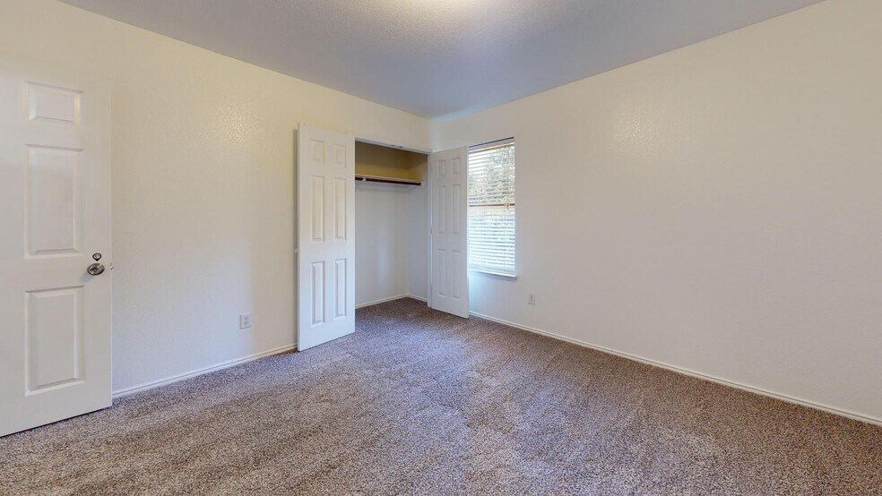 Building Photo - Stunning Fort Worth home in a sought-after...