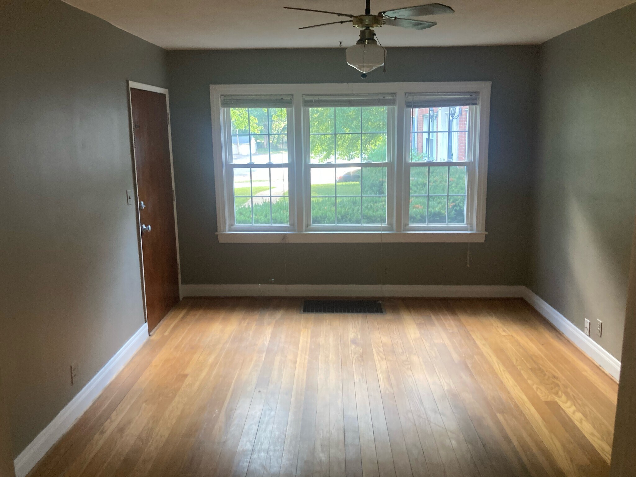 Building Photo - 4705 Bellevue Ave