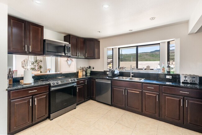Building Photo - Large Island Getaway in Sunny Kapolei