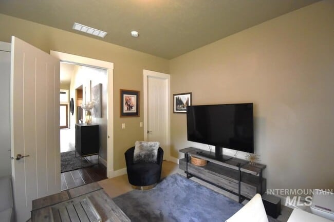 Building Photo - 1193 E Lone Shore Dr