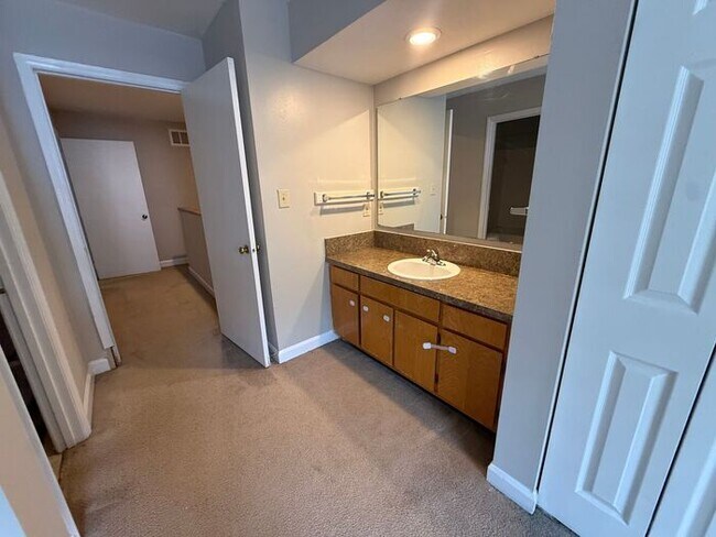Building Photo - Spacious 2 Bed 2 Bath Town Home near NCSU Available NOW! LEASE NOW AND GET ONE MONTH FREE!