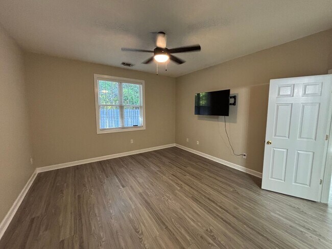 Building Photo - 3 Bed 2.5 Bath Town Home in Carleton Place ~ Students Welcome with Co-Signers!