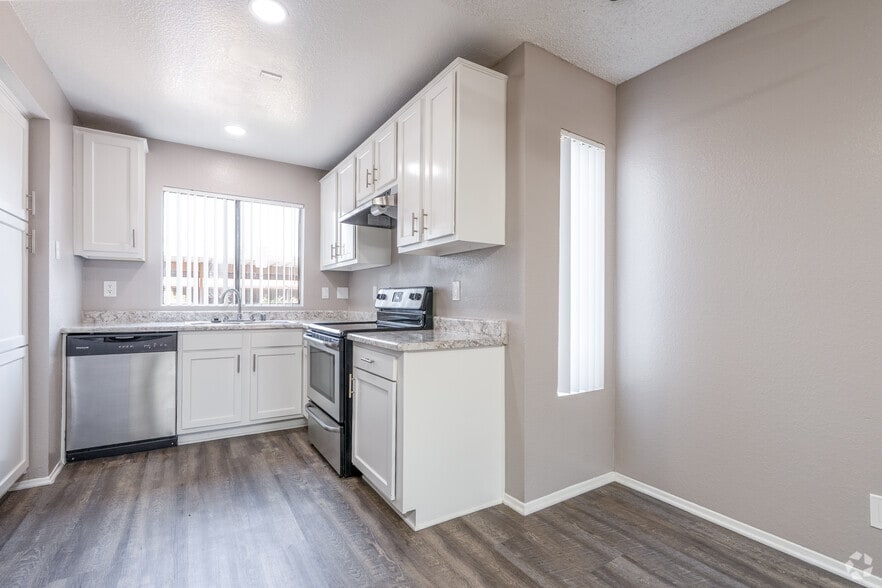 3BR, 2BA - 1,033SF - Kitchen - Riverdale Apartments