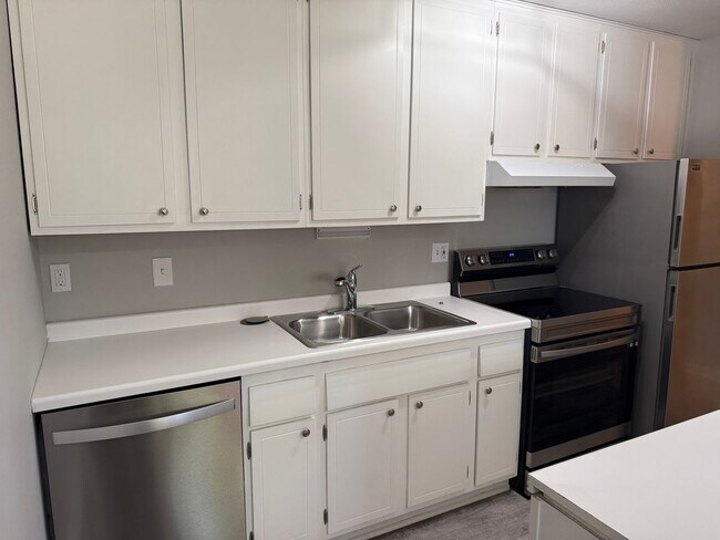 Building Photo - Charming 1 Bedroom Condo in the Heart of S...