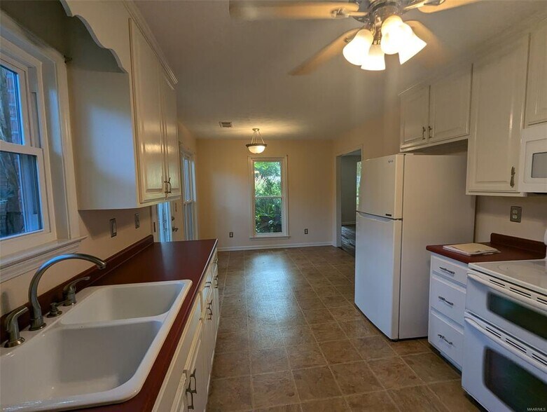 Building Photo - 557 Forest Ridge Ct