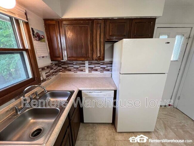 Building Photo - 910 E Railroad Ave