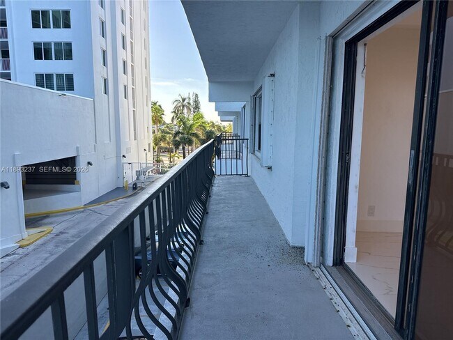 Building Photo - 5415 Collins Ave