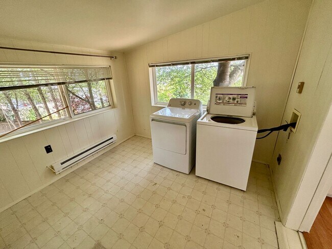 Building Photo - Freshly painted large home near Everett Mall AVAILABLE NOW