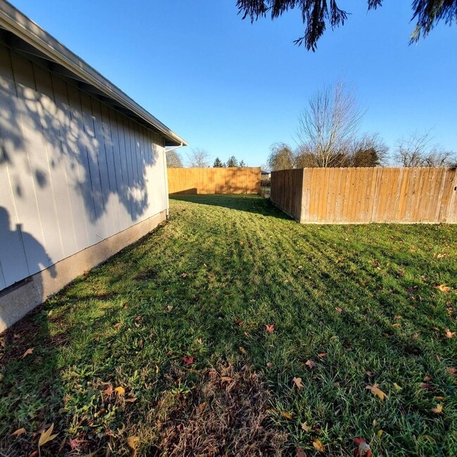 Building Photo - Cozy 2 Bed, 1 Bath duplex with large yard - Won't Last Long!