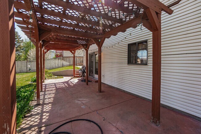 Building Photo - **Charming 3-Bed, 2.5-Bath Home in Idaho F...