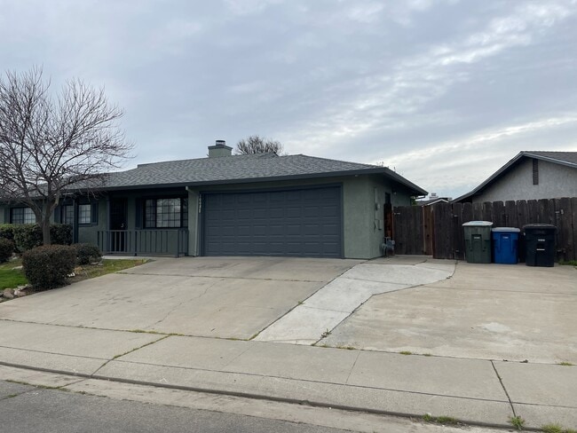 Building Photo - 1008 Shadow Ridge Dr