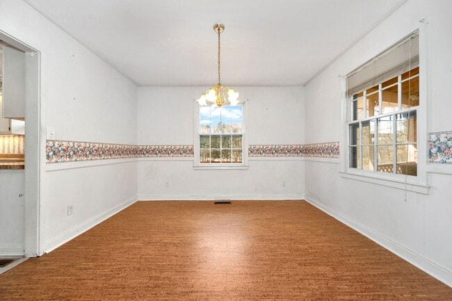 Building Photo - Spacious & Charming in Scottsboro!