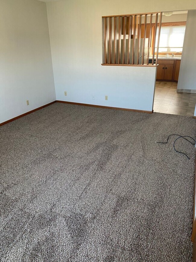 Building Photo - 2325-2327 Victoria Dr SW