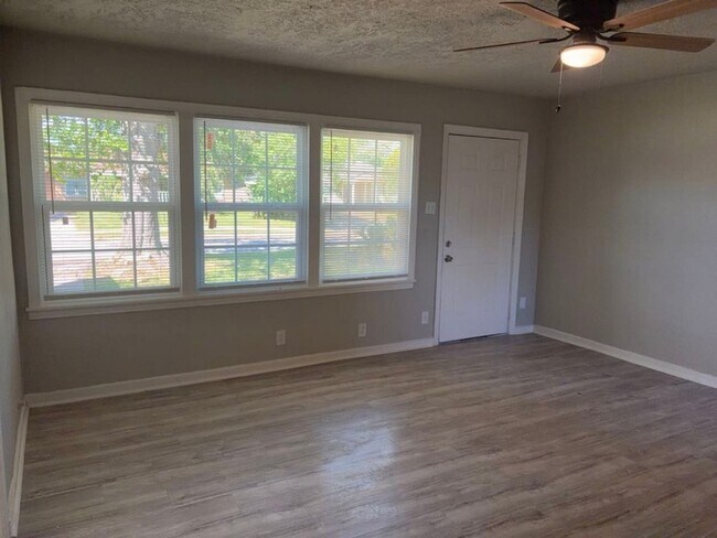 Building Photo - 5962 Belarbor St