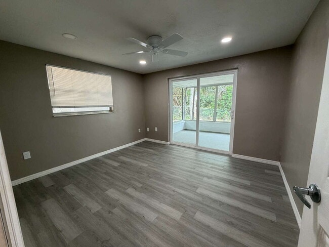 Building Photo - "Charming 2-Bedroom Duplex Retreat in New Port Richey - Perfect for Cozy Living!"