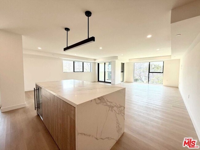 Building Photo - 350 N Palm Dr