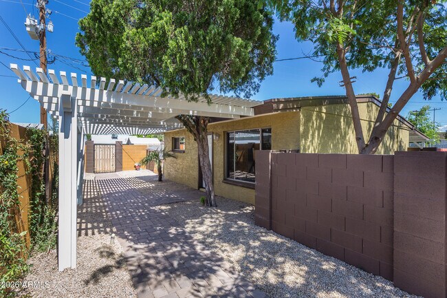 Building Photo - 1646 E Indianola Ave