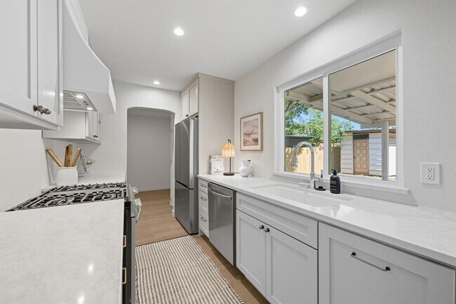 Building Photo - 1114 Stoneoak Ln