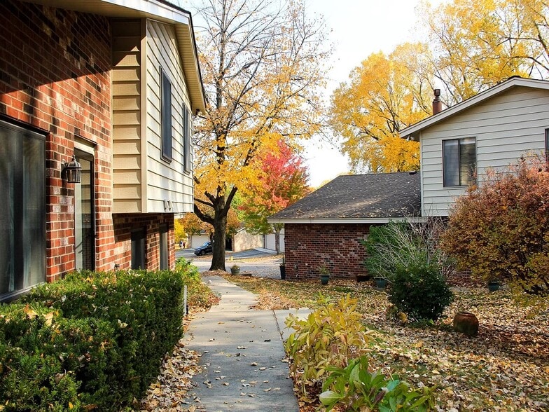 Building Photo - 9720 Cimarron Cir