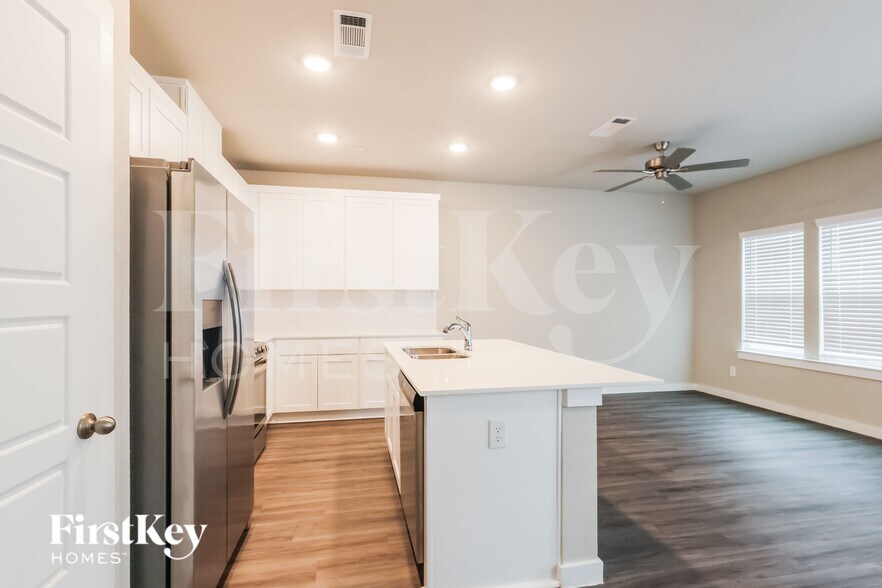 Building Photo - 18334 W Centro Cir